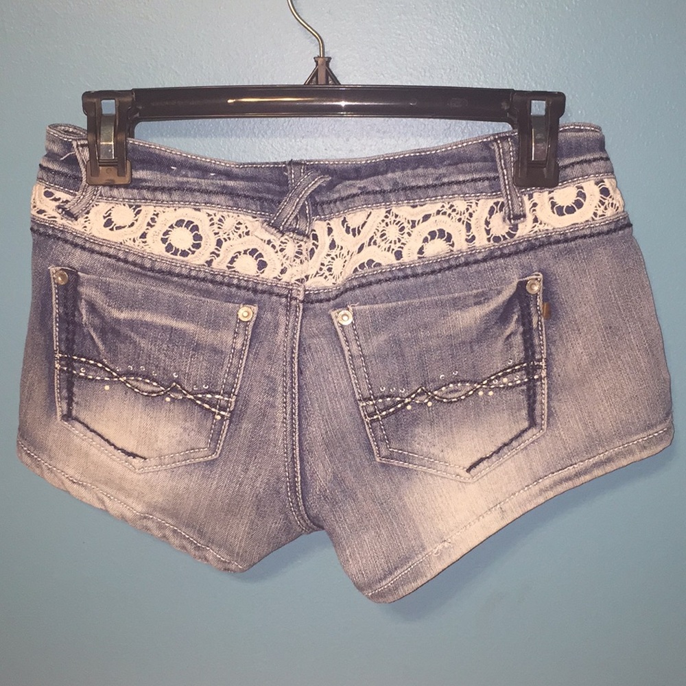 American Eagle light colored shorts! - Picture 2 of 3